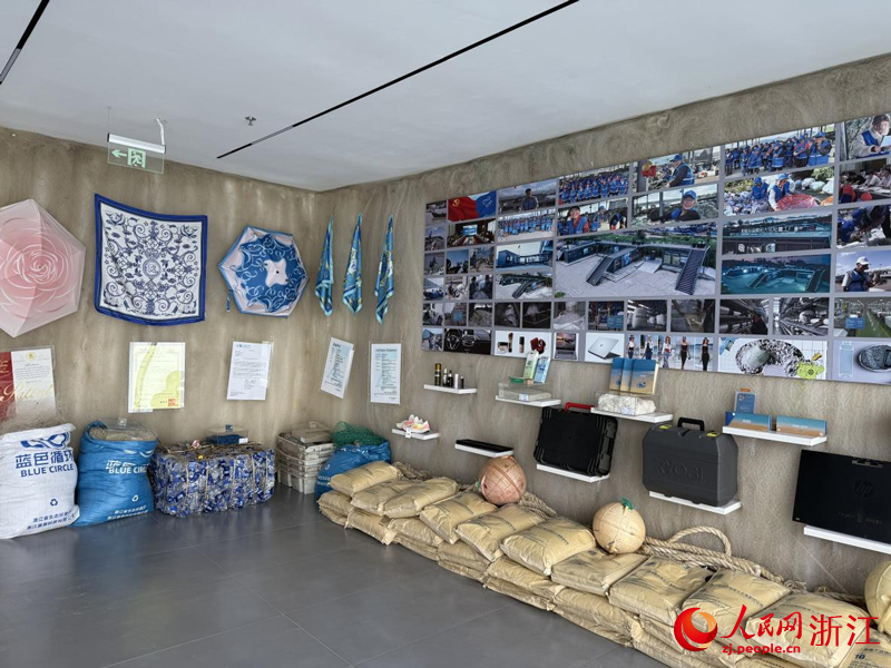 基地展示的海洋塑料再生產(chǎn)品。人民網(wǎng) 方彭依夢攝