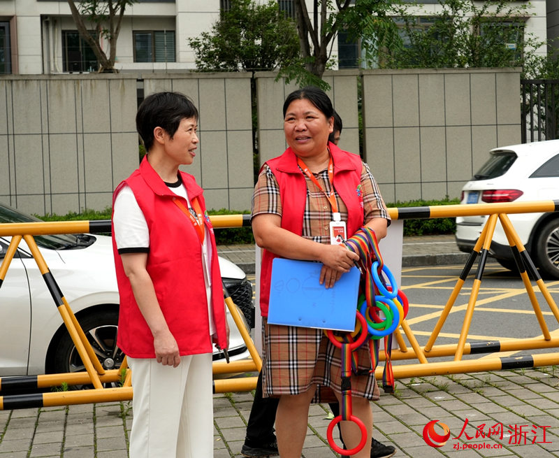 “共享奶奶”們正在門口等待孩子們放學(xué)。人民網(wǎng) 陳陸洵攝