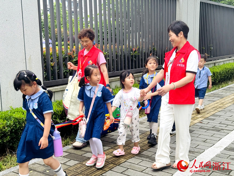 “共享奶奶”們接孩子放學(xué)。人民網(wǎng) 陳陸洵攝