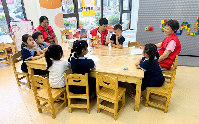 “共享奶奶”與孩子們交流。洋洪社區(qū)供圖