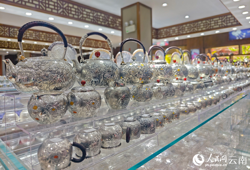 新華村一家銀器店里的各類銀器。人民網(wǎng)記者 符皓攝
