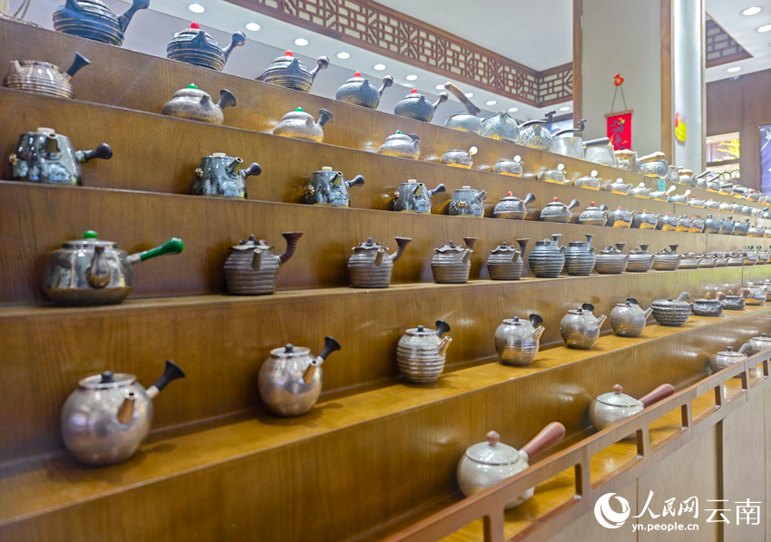 8新華村一家銀器店里的各類銀器。人民網(wǎng)記者 符皓攝