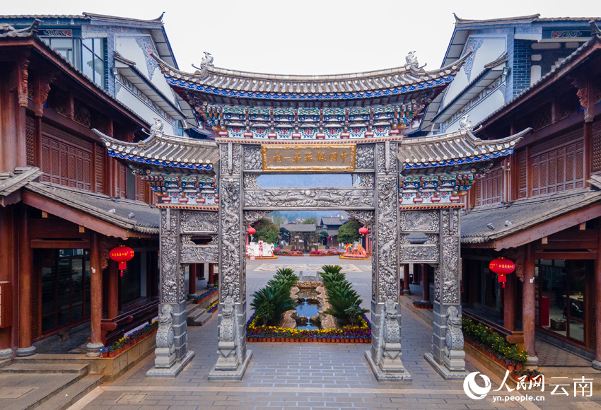 1.新華村耗銀近2.8噸建設(shè)的銀牌坊。人民網(wǎng)記者 符皓攝